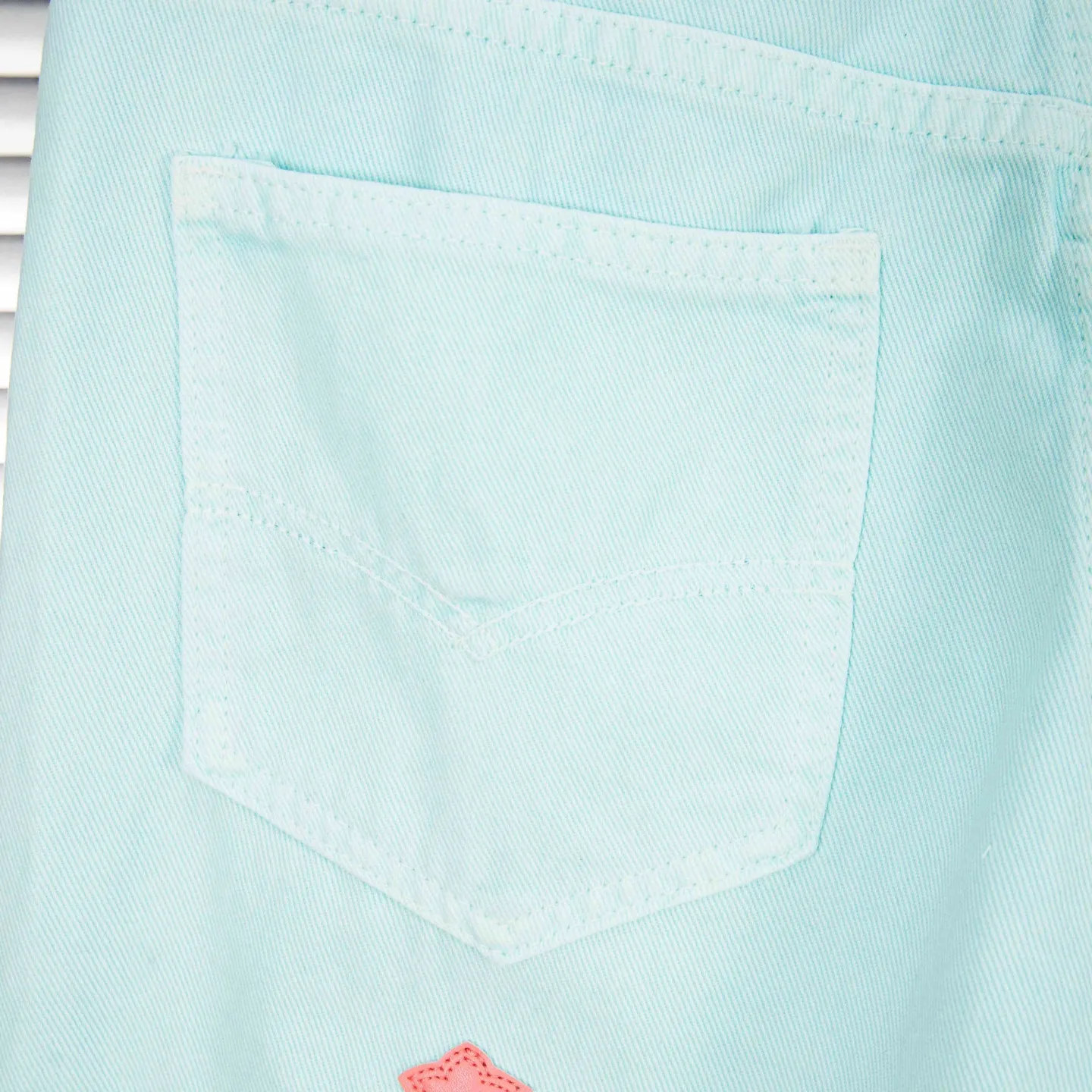 P240 (high version, running quantity) Chrome Hearts light blue blue pants, pink and blue patchwork leather couple's best friend jeans. CH jeans need to be washed and then disassembled and hand-made with sheepskin cross leather and then spliced ​​to complete. The whole process is not clear. The patchwork cross pattern is embellished, and the high-waisted washed jeans! ! Absolutely high-end luxury products, god-level single products and super popular products, made with top heavy industry, a must-see magic weapon. Customized hardware. The fabric is thick and soft after washing. It has good breathability. Customized small leather label. Unique design. The details are simple and elegant, and the workmanship is exquisite. The entire trousers are neatly routed and the details are in place! It’s so cool that both men and women can easily control the genderless trend! Style number: 1817# Color: Picture color Size: 28 30 32 34 36